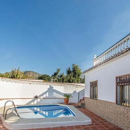 Stunning In With Outdoor Swimming Pool, Wifi And 2 Bedrooms