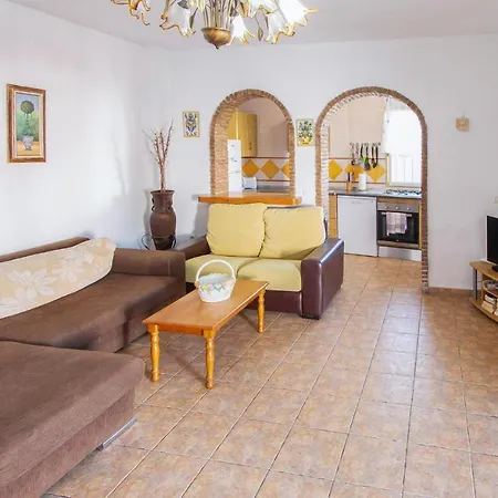Stunning In With Outdoor Swimming Pool, Wifi And 2 Bedrooms Holiday home *