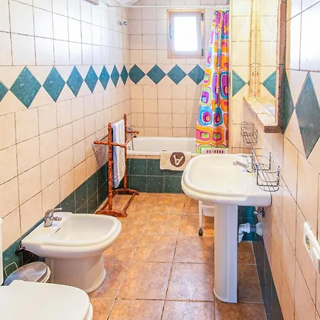 Stunning In With Outdoor Swimming Pool, Wifi And 2 Bedrooms *