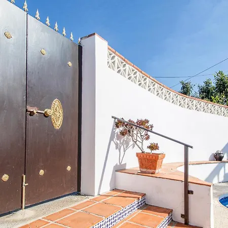 Stunning In With Outdoor Swimming Pool, Wifi And 2 Bedrooms *