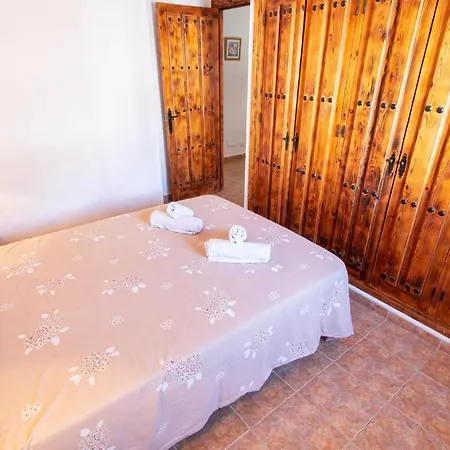 Stunning In With Outdoor Swimming Pool, Wifi And 2 Bedrooms *